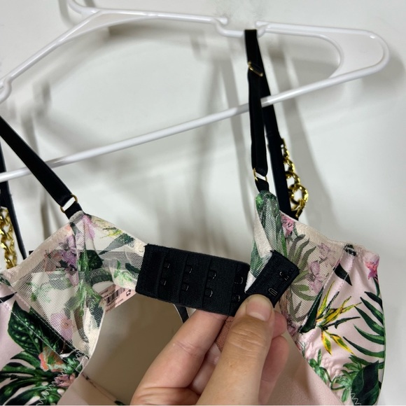 NWT FLAW Victoria’s Secret Very Sexy Plunge Push Up Bra Size 32C - Picture 11 of 14